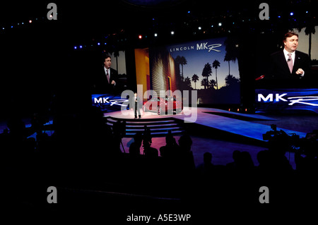 Ford Executive Director Design Peter Horbury mit der Lincoln MKR Concept Car auf der North American International Auto Show Stockfoto