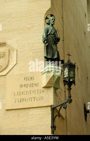 Bronze-Statue des Gründers von San Marino auf dem Ratsgebäude. Stockfoto