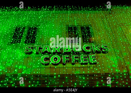 Weihnachtsbeleuchtung auf einen Starbucks Coffee Shop während der großen Bright Lights Show in Rochester Michigan USA Stockfoto