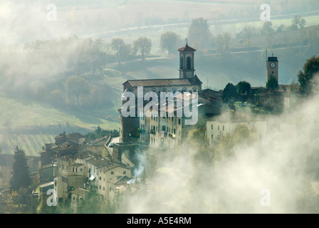 Monterchi eingehüllt im herbstlichen Nebel Toskana Italien Stockfoto