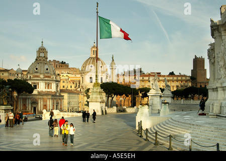 Rom-italienische Flagge Il Tricolore überfliegen das VITTORIANO das Denkmal zu Vittorio Emanuele II. von Savoyen, erster König von Italien Stockfoto