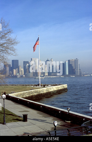 Ellis Island in New York mit Manhattan im Hintergrund Stockfoto