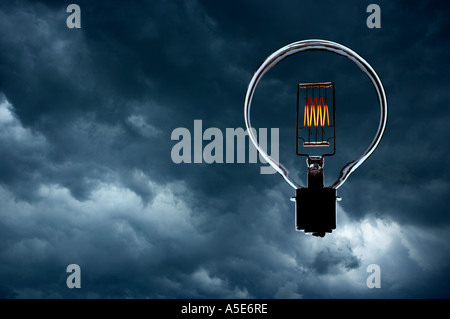 GLÜHLAMPEN MIT LEUCHTENDEN FILAMENTE IM HIMMEL MIT WOLKEN SCHWEBEN Stockfoto