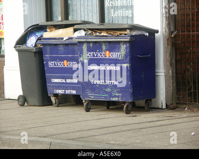 Kommerzielle Mülltonnen außerhalb ein Büro warten Sammlung Stockfoto
