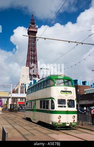 Straßenbahn in Blackpool anerkennende mit Blackpool Tower im Hintergrund Stockfoto