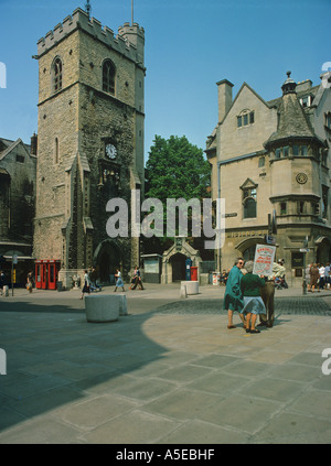 CARFAX Tower mit Blick auf das geschäftige Zentrum von Oxford Stockfoto