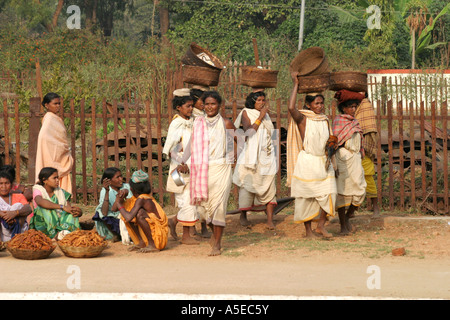 Dongria Kondh Stammesfrauen einen lokalen Zug warten. Orissa, Indien Stockfoto