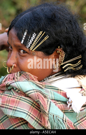 Dongria Kondh Frauen tragen Haarspangen im Haar als ein traditionelles Symbol für ihre Tribel. Orissa, Indien Stockfoto