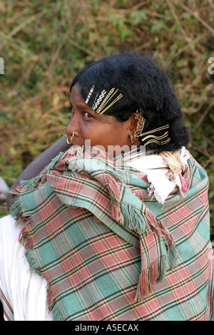 Dongria Kond Indianerin mit den traditionellen Haarspangen im Haar in Orissa, Indien Stockfoto