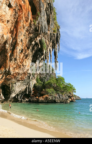 Hut Phra Nang Beach Klippen und die Prinzessin Höhle unten Railay in der Nähe von Krabi Thailand Stockfoto