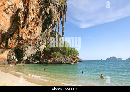 Hut Phra Nang Beach Klippen und die Prinzessin Höhle unten Railay in der Nähe von Krabi Thailand Stockfoto