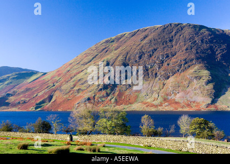 Blick über Crummock Wasser auf über Mellbreak im Lake District an einem sonnigen Herbsttag. Stockfoto