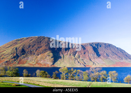 Blick über Crummock Wasser auf über Mellbreak im Lake District an einem sonnigen Herbsttag. Stockfoto