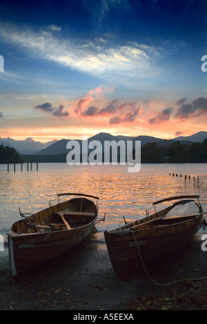 Sonnenuntergang über Derwent Water, Lake District mit zwei Ruderboote im Vordergrund. Stockfoto