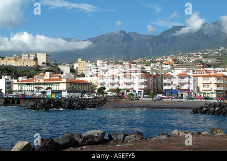 Candelaria, einer kleinen Küstenstadt an der Ost Küste von Teneriffa Kanaren Spanien Harbour und Port Berge Stockfoto