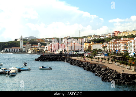 Candelaria, einer kleinen Küstenstadt an der Küste von Teneriffa Kanaren Spanien Osthafen und Hafen Stockfoto