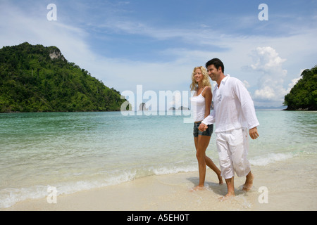 paar in Liebe genießen Sie Urlaub am tropischen Strand in Thailand Stockfoto