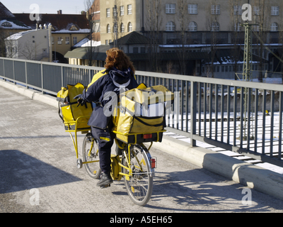 weibliche Postbote auf dem Fahrrad fahren Stockfoto