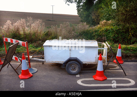 EINEN MOBILEN GENERATOR WIRD VERWENDET, UM TEMPORÄRE AMPEL AM A STRAßENARBEITEN UK MACHT Stockfoto