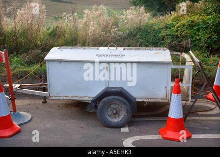 EINEN MOBILEN GENERATOR WIRD VERWENDET, UM TEMPORÄRE AMPEL AM A STRAßENARBEITEN UK MACHT Stockfoto