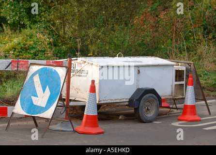 EINEN MOBILEN GENERATOR WIRD VERWENDET, UM TEMPORÄRE AMPEL AM A STRAßENARBEITEN UK MACHT Stockfoto