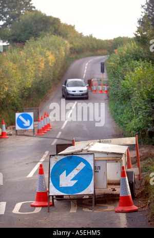 EINEN MOBILEN GENERATOR WIRD VERWENDET, UM TEMPORÄRE AMPEL AM A STRAßENARBEITEN UK MACHT Stockfoto