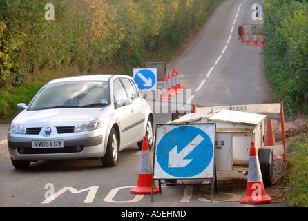 EINEN MOBILEN GENERATOR WIRD VERWENDET, UM TEMPORÄRE AMPEL AM A STRAßENARBEITEN UK MACHT Stockfoto