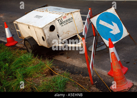 EINEN MOBILEN GENERATOR WIRD VERWENDET, UM TEMPORÄRE AMPEL AM A STRAßENARBEITEN UK MACHT Stockfoto