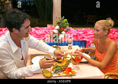 paar in Liebe genießen thailändischen Restaurant in Sand Sea Resort Thailand Stockfoto