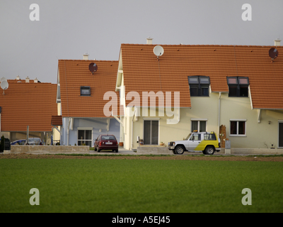 neu gebaute Häuser in das Land mit einer Reihe von parkenden Autos Stockfoto