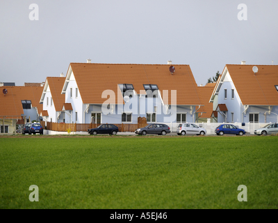 neu gebaute Häuser in das Land mit einer Reihe von parkenden Autos Stockfoto