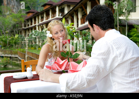 paar in der Liebe, die thailändischen Restaurant in Railay Princess Ressort Thailand genießen Stockfoto