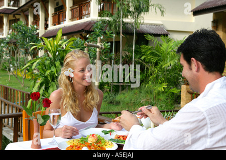 paar in der Liebe, die thailändischen Restaurant in Railay Princess Ressort Thailand genießen Stockfoto