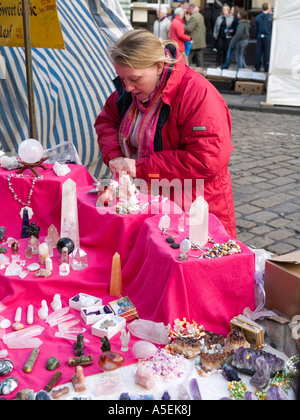 Stall Inhaber Verkauf Bergkristalle und Schmuck von einem Marktstand in Durham Stockfoto