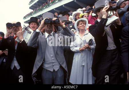 1980s Racegoer bei Royal Ascot Pferderennen sehen das Ziel vom Mitgliedergelände Berkshire England 1985 UK HOMER SYKES Stockfoto