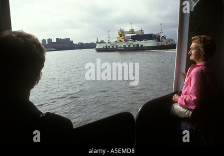 Woolwich Fähre. Passagiere an Bord einer der beiden Woolwich-Fähren überqueren die Themse East London 1991 1990er HOMER SYKES Stockfoto