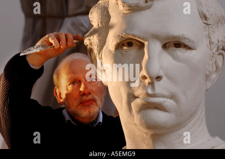 Bildhauer Philip Jackson arbeitet auf einem Porträt von Fußballer Bobby Moore für das neue Wembley-Stadion Stockfoto