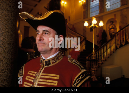 Doggetts Mantel und Abzeichen Mann in der Fishmongers Hall in der City of London. Thames Waterman trägt seine traditionelle zeremonielle Uniform der 1990er Jahre 1992 Stockfoto