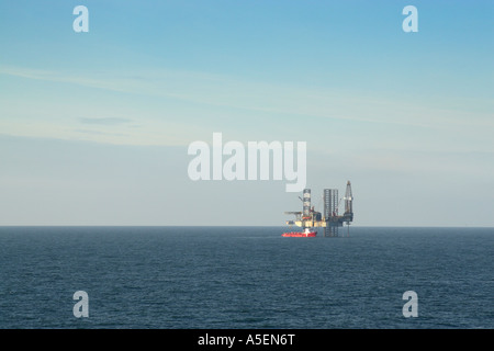 ENSCO 80 Bohrinsel stationiert in Nordsee mit Versorgungsschiff neben eine Auseinandersetzung gut Bohren Stockfoto