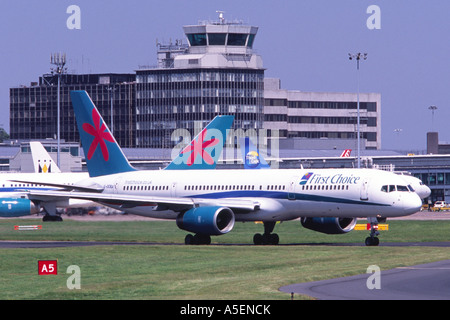 Boeing 757 betriebene erste auserlesene Fluglinien Rollen aus Manchester Airport Stockfoto