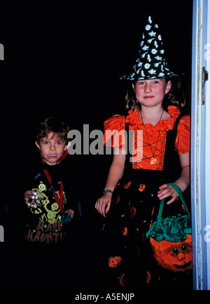 Kinder in Halloween-Kostümen gekleidet Trick or Treat für Halloween-Nacht Stockfoto