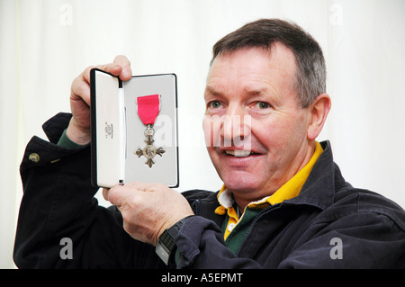 Tommy Joyce, ein Schule-Hausmeister, die Tausende von Pfund für wohltätige Zwecke, aufgeworfen hat empfangen ein MBE Stockfoto