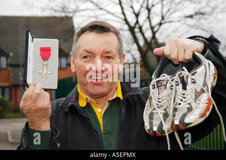 Tommy Joyce, ein Schule-Hausmeister, die Tausende von Pfund für wohltätige Zwecke, aufgeworfen hat empfangen ein MBE Stockfoto