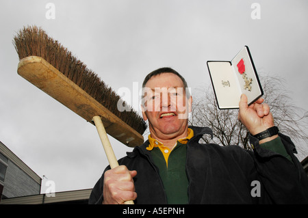 Im 2007 wurde Tommy Joyce, ein Schule-Hausmeister, die Tausende von Pfund für wohltätige Zwecke, aufgeworfen hat MBE. Stockfoto