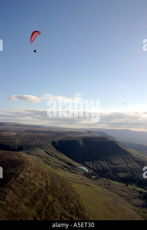 Flug-Ansicht des Gleitschirms über Heu Bluff in Wales UK April 2005 POWYS Stockfoto