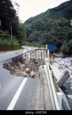 Beschädigte Straße nach Taifun. Shiiba, Kyushu, Japan. Stockfoto