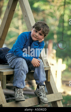 Junge auf Schaukel Stockfoto