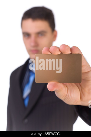 Junger Mann mit gold Karte weiß Hintergrund im Studio Fokus auf der Karte unfocus Körper Stockfoto