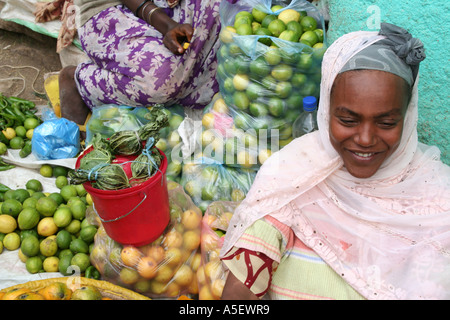Harar, Äthiopien, Frau mit Obst auf einem Markt Stockfoto