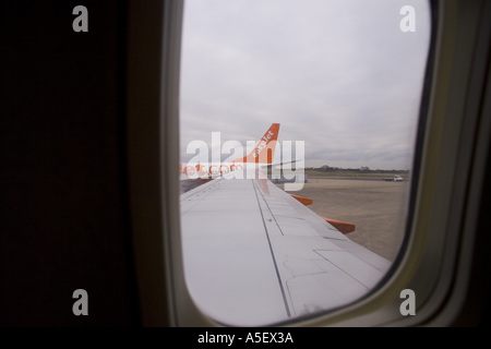 BRITISCHE BRISTOL AIRPORT BLICK VON EASYJET MIT BOEING 737-700 HECKFLOSSE ANDERER EASYJET-FLUGZEUGE Stockfoto